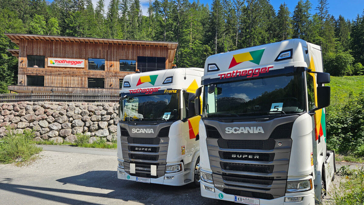 zum Thema Frachtführer 2 neue Scania Zugamschinen vor der Firmenzentrale in St. Ulrich am Pillersee