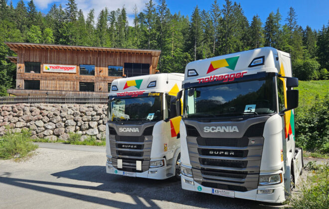 zum Thema Frachtführer 2 neue Scania Zugamschinen vor der Firmenzentrale in St. Ulrich am Pillersee